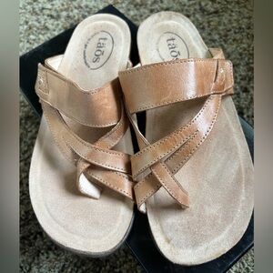 Taos Footwear Sz 7 Tan Sandals with Comfort Contour